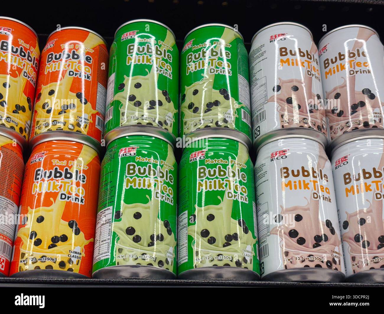 Teegetränke der Marke Rico in Dosen, einschließlich Matcha und Thai-Aromen. Beliebter boba-Tee, Perlmilchtee, Tapioka-Tee in einem Ladenregal. Stockfoto