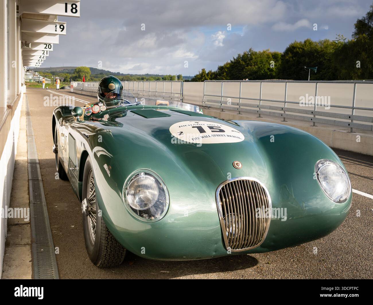 Ein grüner Jaguar C-Typ in der Boxengasse am Goodwood-Motorkreis 2025 Stockfoto