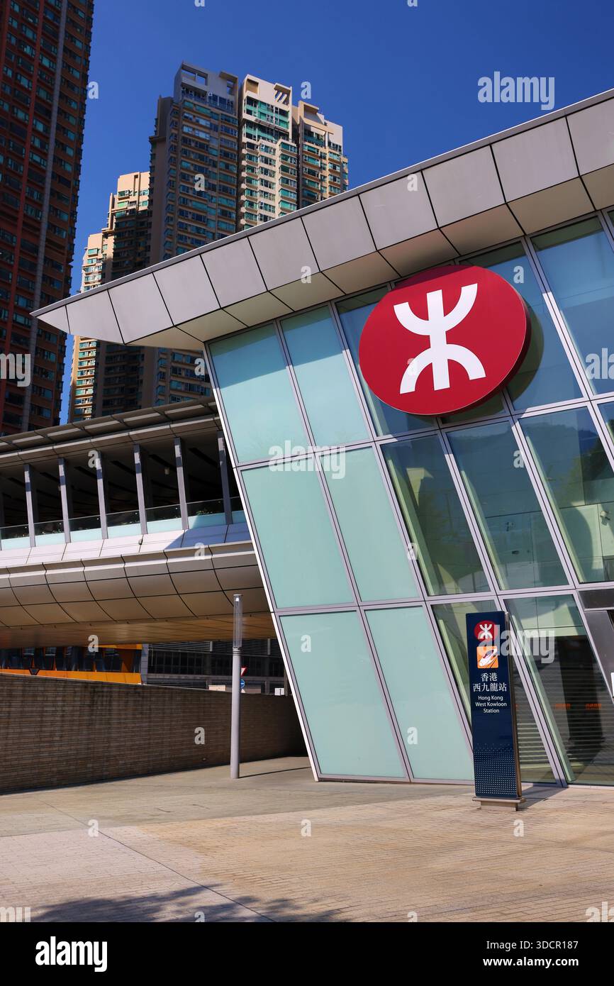 Eingang zum Bahnhof Hong Kong West Kowloon und MTR-Logo, Hongkong, China Stockfoto