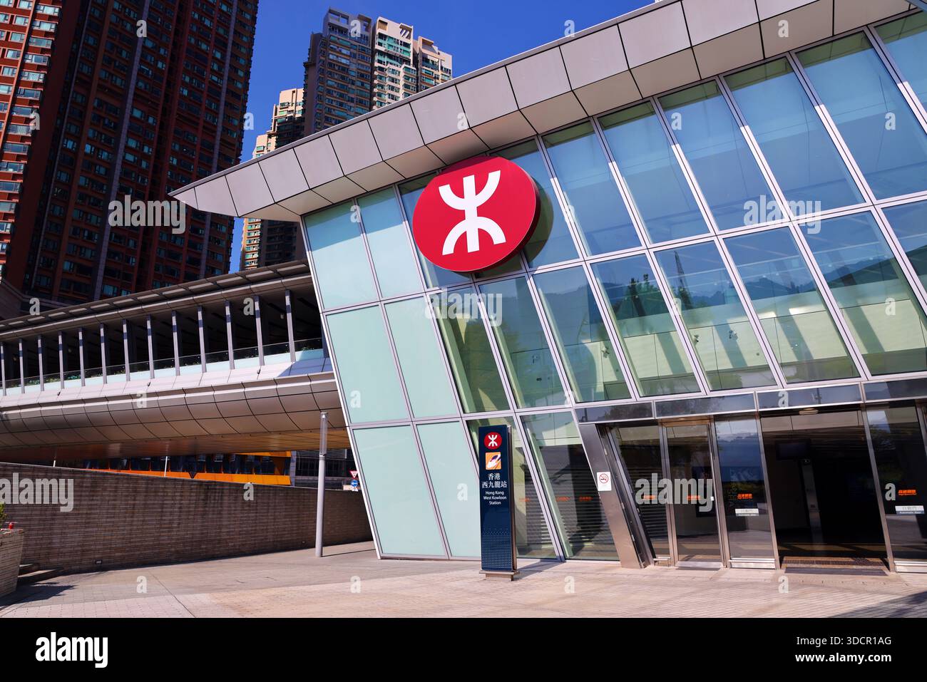 Eingang zum Bahnhof Hong Kong West Kowloon und MTR-Logo, Hongkong, China Stockfoto