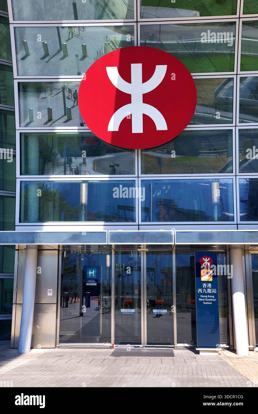 Eingang zum Bahnhof Hong Kong West Kowloon und MTR-Logo, Hongkong, China Stockfoto