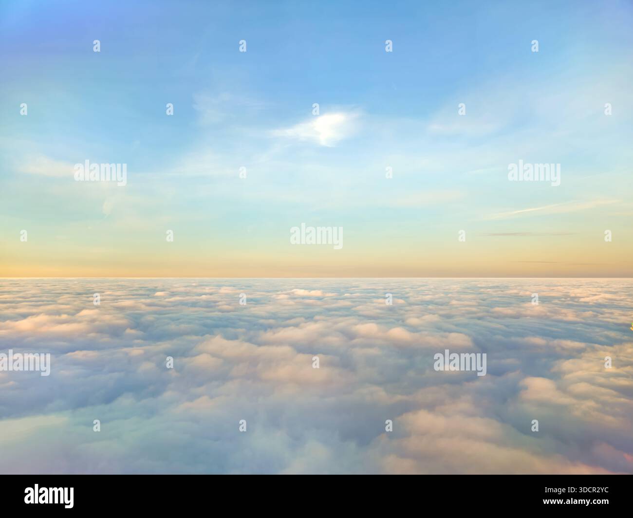 Wolkenlandschaft von oben und farbenfroher Himmel an einem frühen Morgen Stockfoto
