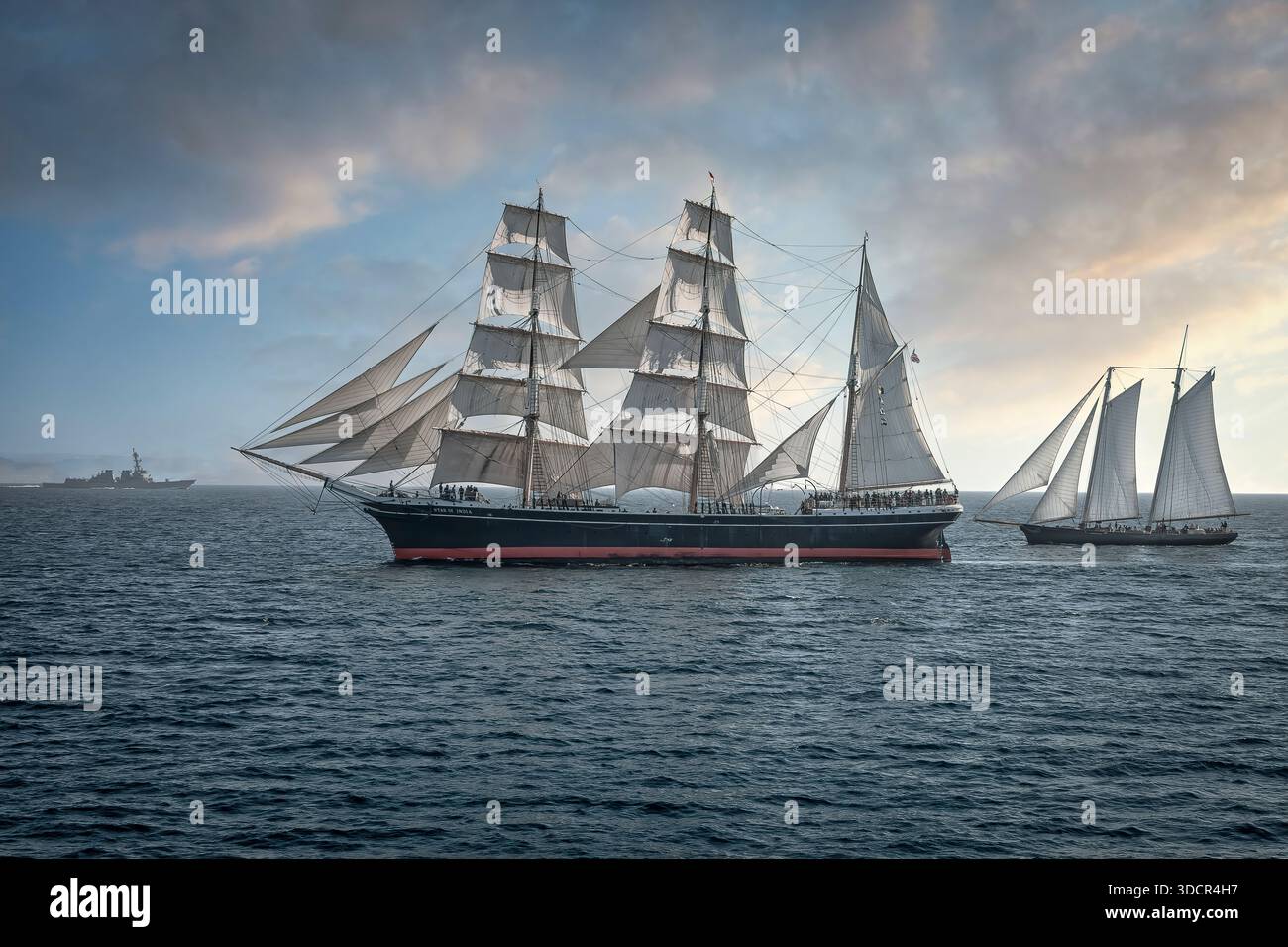 San Diego, KALIFORNIEN - 18. November 2018: DIE US Navy Arleigh Burke-Klasse Destroyer SHOUP, der Barque-STAR VON INDIEN und der Schooner AMERICA (95) feiern die STARS Stockfoto
