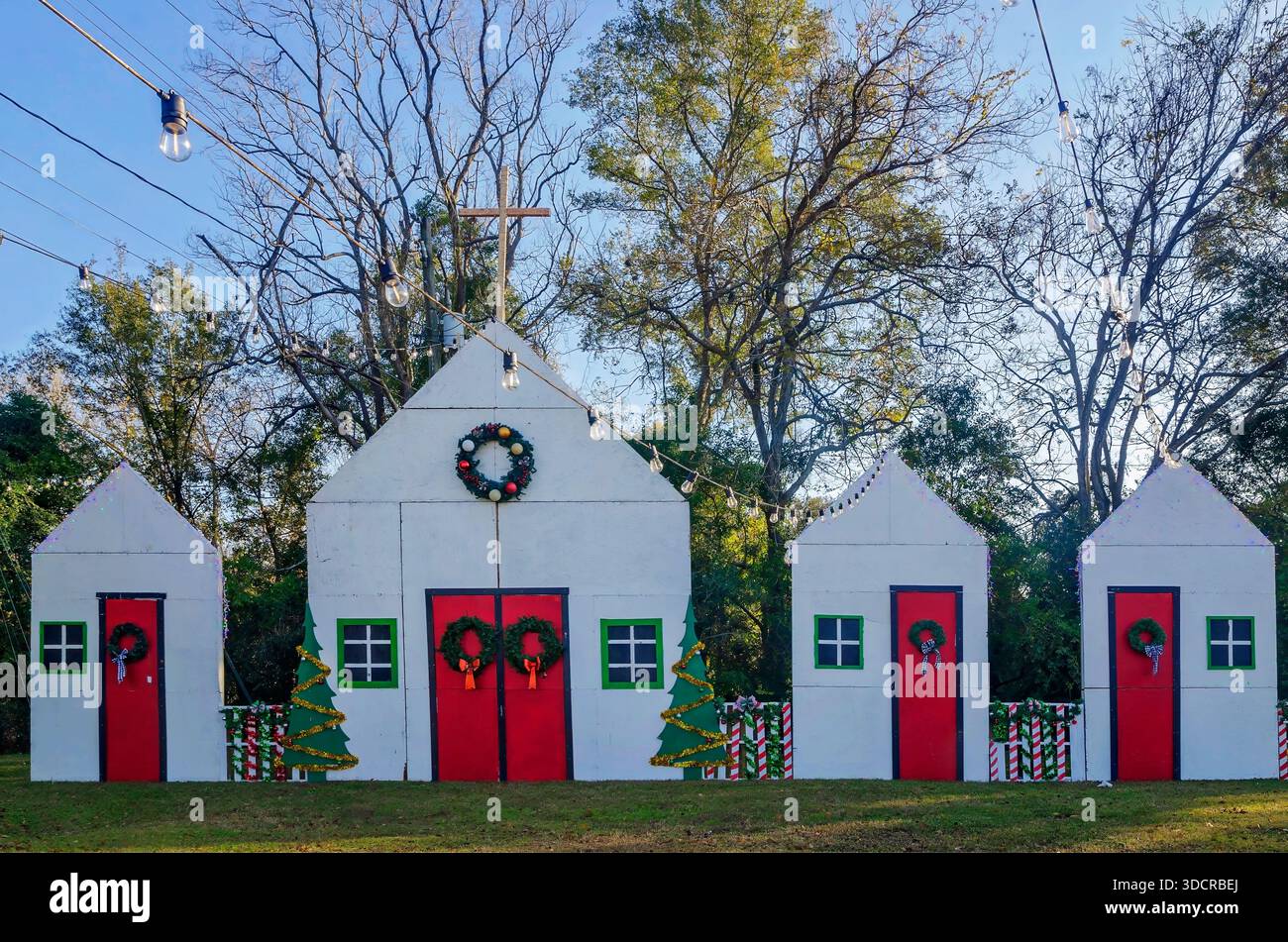 Grand Bay, Alabama, USA - 10. Dezember 2025: Hölzerne Weihnachtsgebäude werden im Rahmen des Country Christmas Festival in Grand Bay, Alabama, ausgestellt. Stockfoto