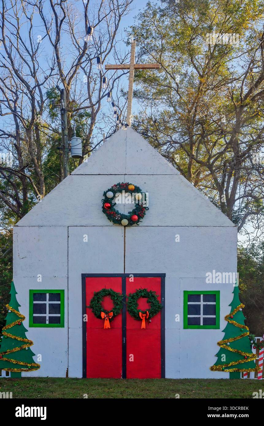 Grand Bay, Alabama, USA - 10. Dezember 2025: Eine hölzerne Weihnachtskirchfassade wird im Rahmen des jährlichen Country Christmas Festival in Grand Bay ausgestellt. Stockfoto