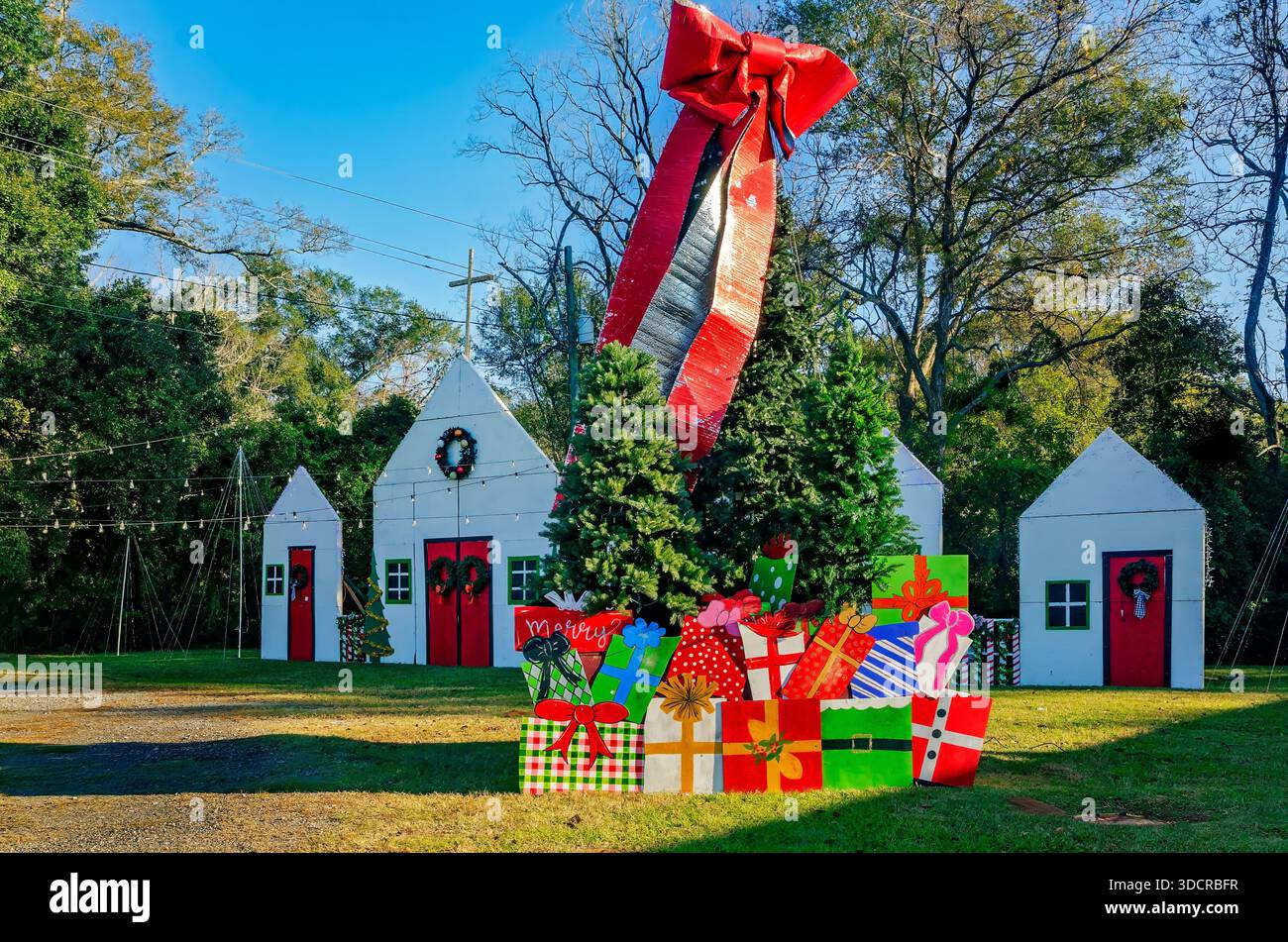 Grand Bay, Alabama, USA - 10. Dezember 2025: Ein Weihnachtsbaum und hölzerne Weihnachtsgebäude werden in Grand Bay, Alabama, ausgestellt. Stockfoto
