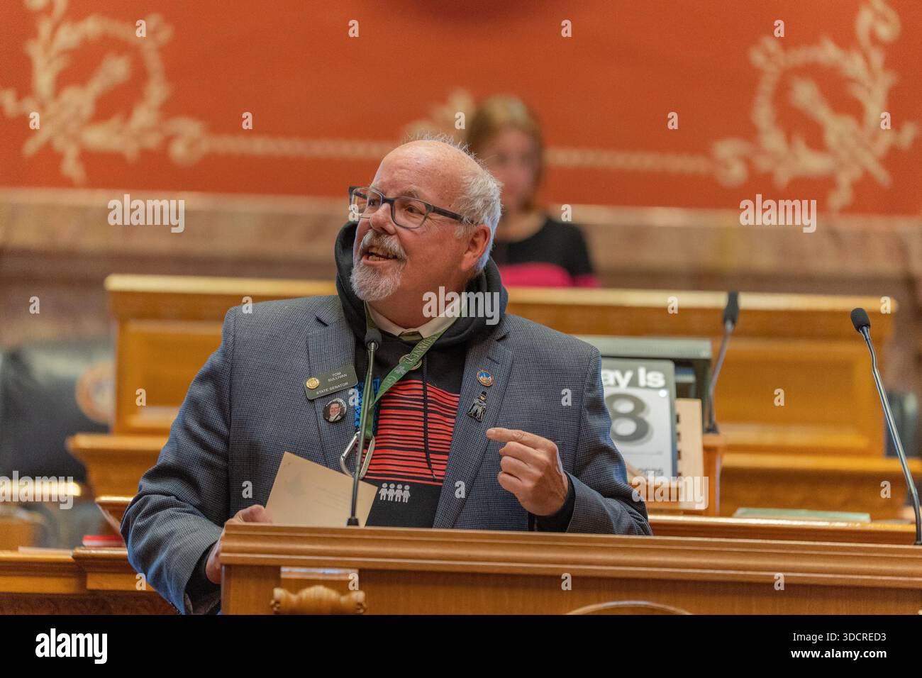 Staatssenator Tom Sullivan, D-Centennial, spricht mit seinen Kollegen über ein Gesetz, das den Verkauf bestimmter halbautomatischer Feuerwaffen einschränken würde. Stockfoto