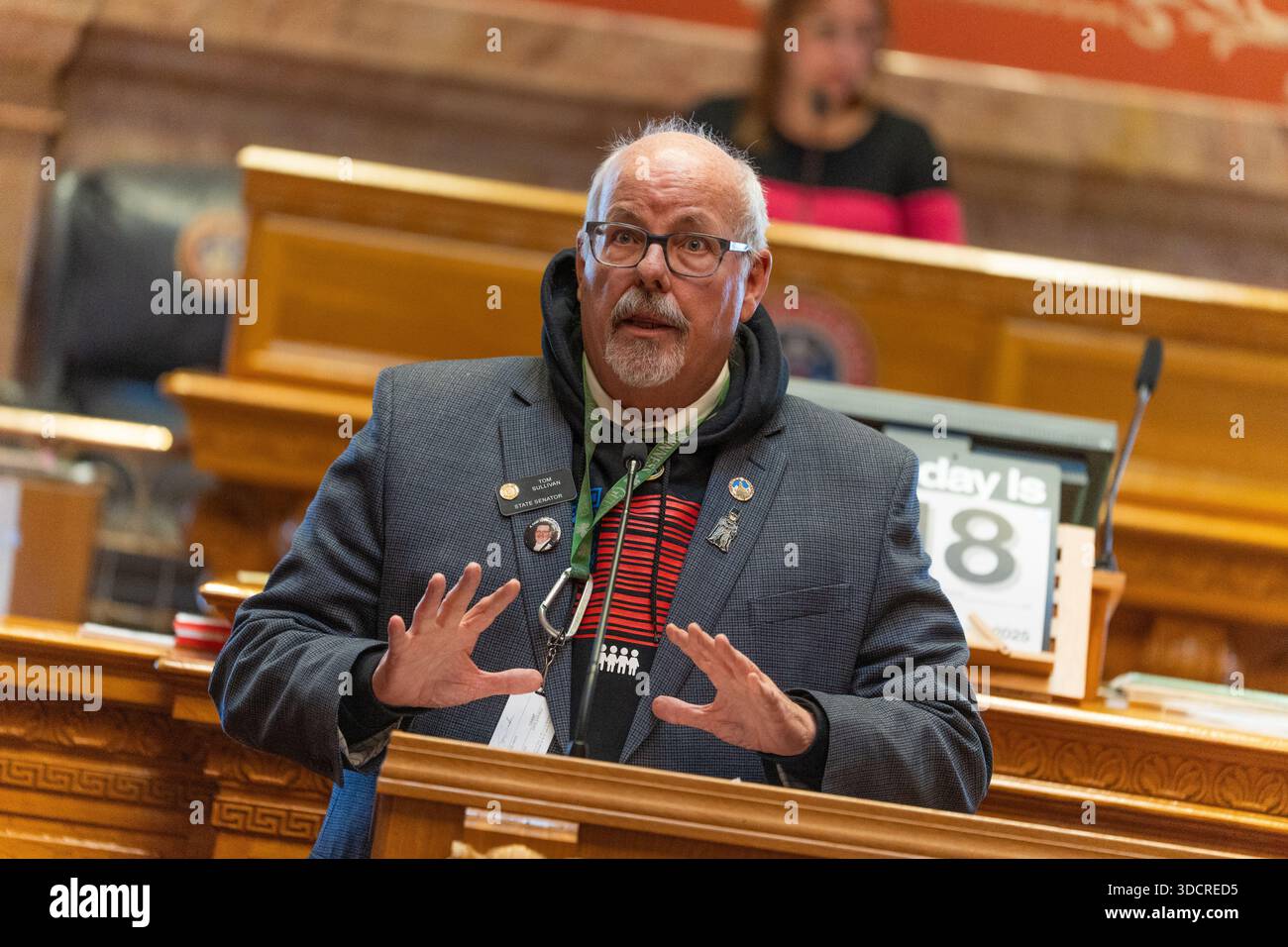 Staatssenator Tom Sullivan, D-Centennial, spricht mit seinen Kollegen über ein Gesetz, das den Verkauf bestimmter halbautomatischer Feuerwaffen einschränken würde. Stockfoto