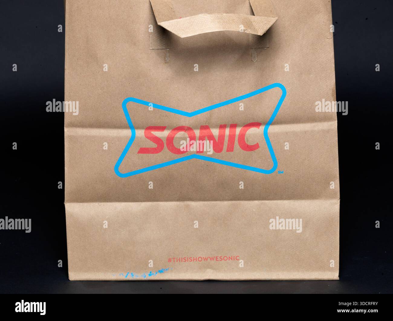 21. Juni 2024, Palm Springs, Kalifornien, USA: Eine Papiertüte zum Mitnehmen von Sonic Drive-in mit dem Sonic-Logo. Sonic Drive-in ist eine amerikanische Fast-Food-Restaurantkette, die für Drive-in-Service und Carhop-Bestellung bekannt ist. (Kreditbild: © Ian L. Sitren/ZUMA Press Wire) NUR REDAKTIONELLE VERWENDUNG! Nicht für kommerzielle ZWECKE! Stockfoto