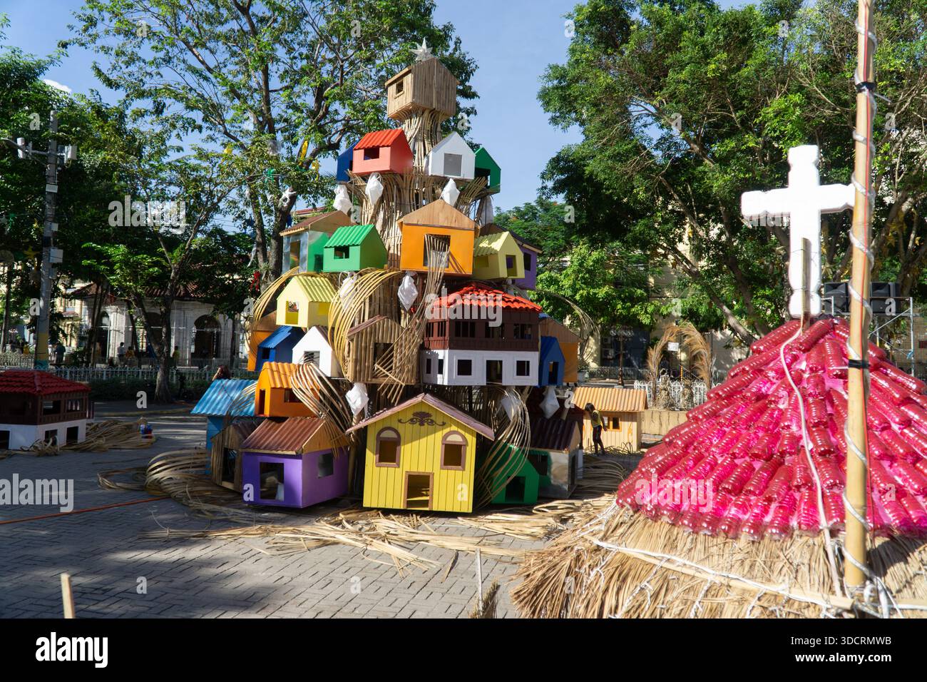 Kreative Weihnachtsbauminstallation aus recycelten Materialien in Cebu City, Philippinen Stockfoto