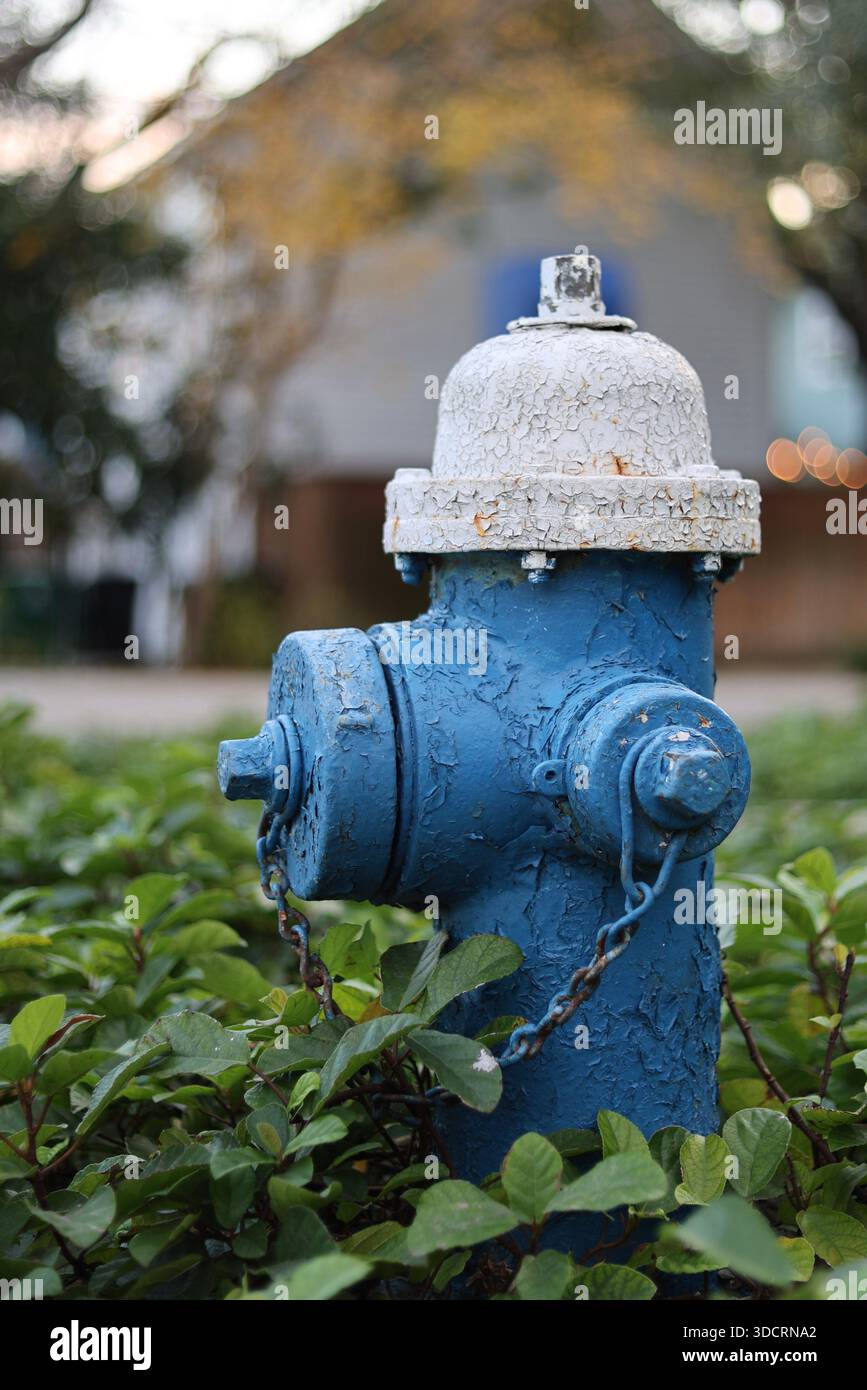 Nahaufnahme eines verwitterten Hydranten mit Rissfarbe Stockfoto
