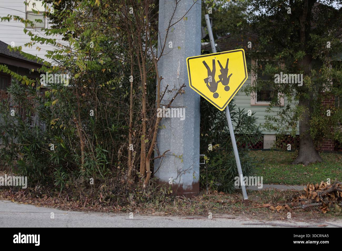 Schief, Umgedrehtes Schild Für Kinder, Die Die Straße Überqueren Stockfoto