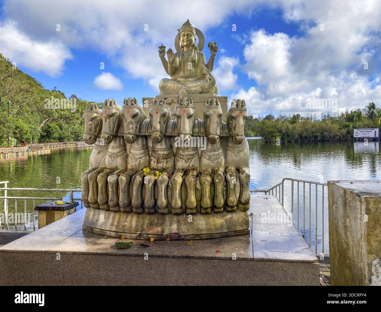 Skulptur Statue des Sonnengottes Suraya im Wagen wird vor sieben 7 Pferden im Hintergrund im Kratersee im Krater von Exti gezogen Stockfoto
