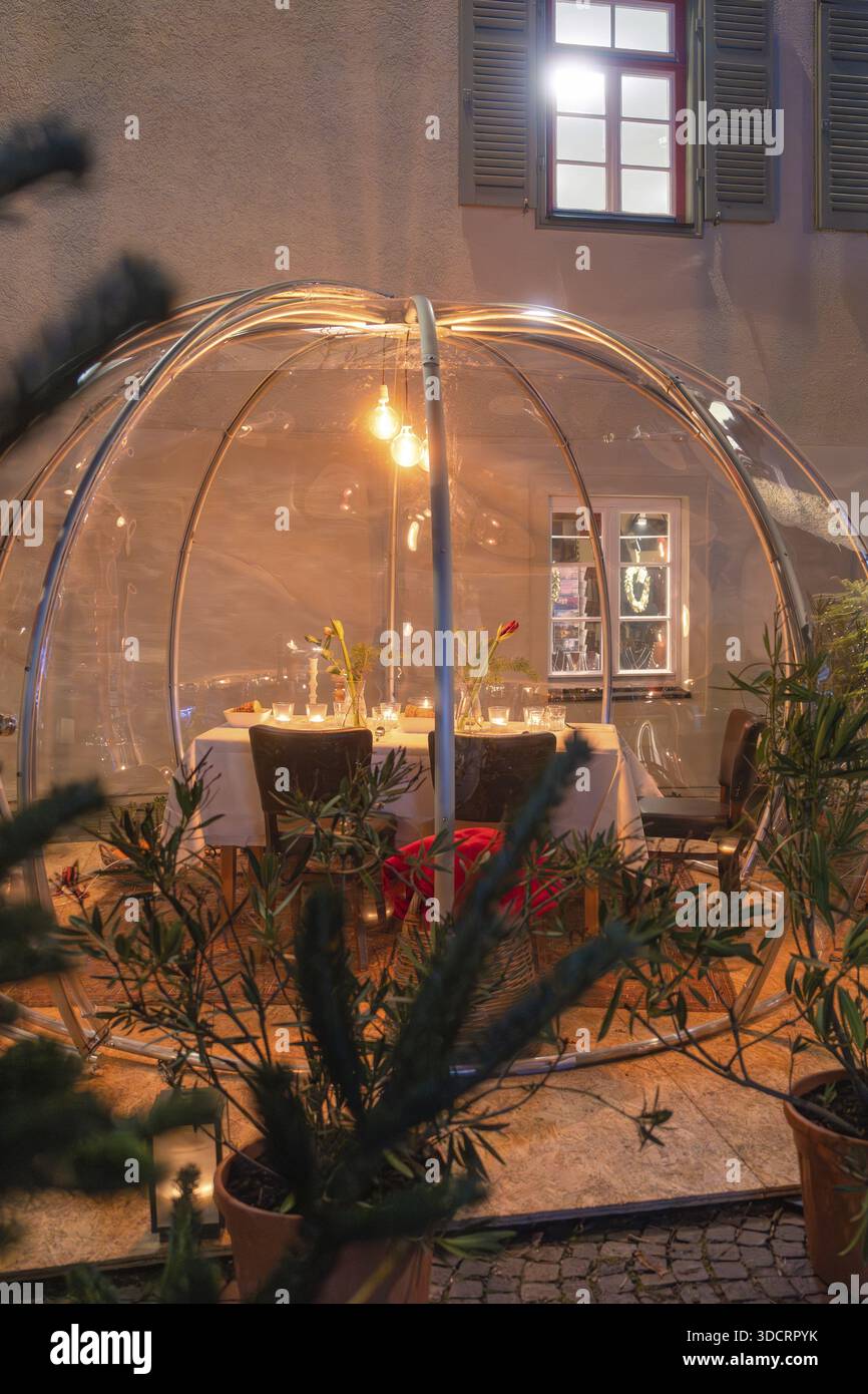 Ein beleuchtetes Gewächshaus mit einem attraktiv gedeckten Tisch für ein intimes Abendessen, Gastro Bubbles, Sindelfingen, Deutschland Stockfoto