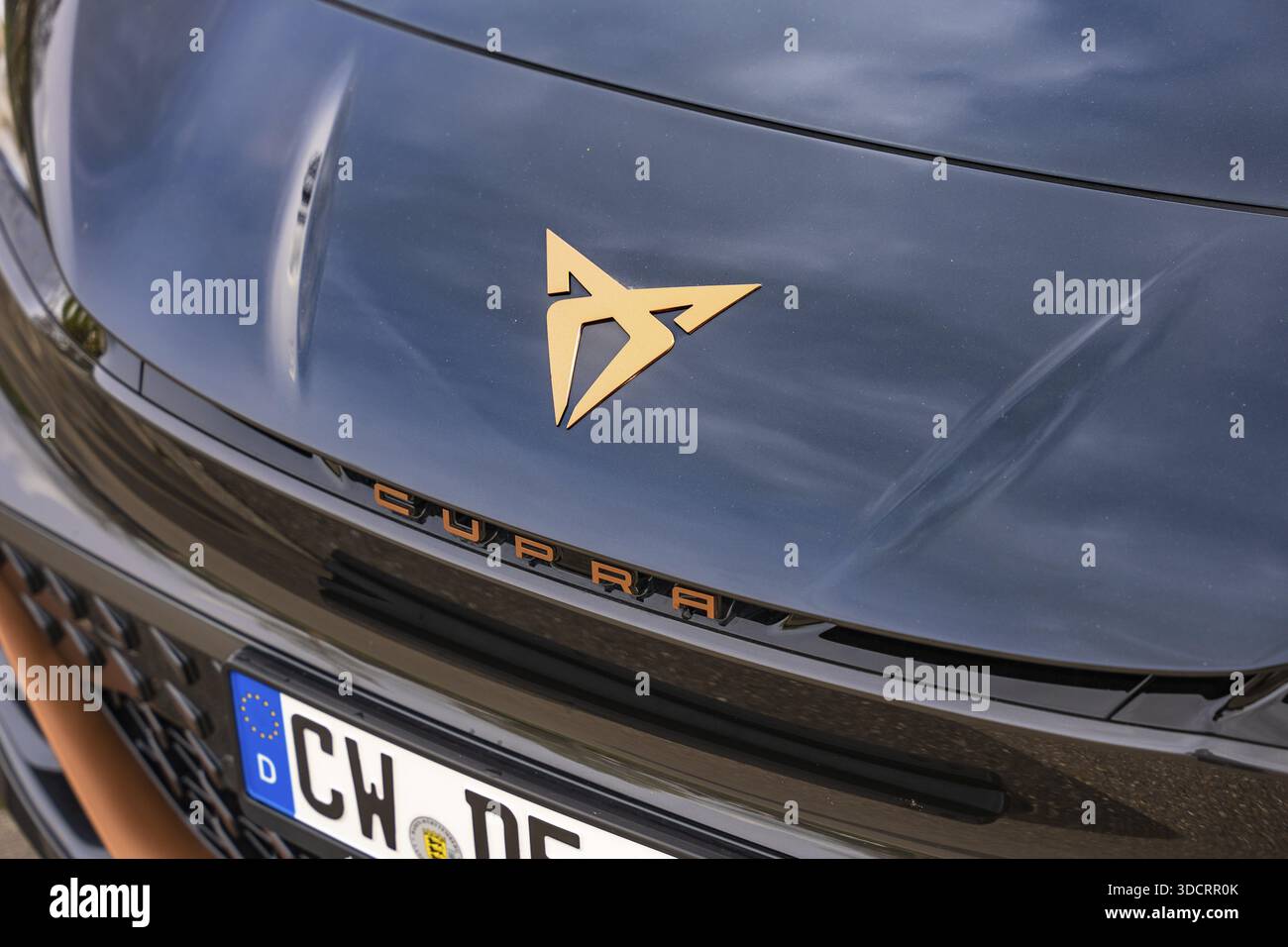 Nahaufnahme eines glänzenden Autoemblems auf einer dunklen Motorhaube, Elektroauto Cupra, E-Car Sharing, Calw, Deutschland Stockfoto
