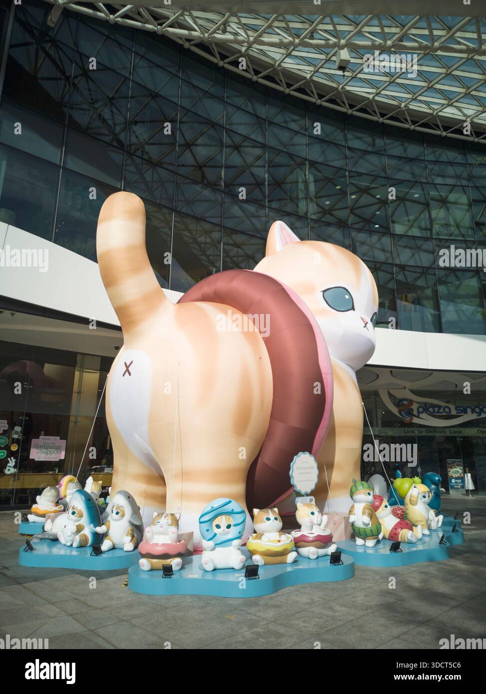 Singapur - 29. Okt. 2025: Details eines riesigen, beeindruckenden 8 Meter hohen aufblasbaren Charakters Donut Mofusand, flauschige Katze mit großen Augen Stockfoto