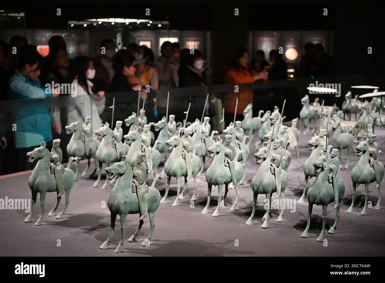 Lanzhou, Gansu, NW China. Dezember 2025. Die Besucher sahen den bronzenen Wagen- und Pferdezug aus dem Leitai Han-Grab in Wuwei in der Ausstellungshalle der Seidenstraße Zivilisation im Gansu Provincial Museum in Lanzhou, Hauptstadt der nordwestchinesischen Provinz Gansu, am 24. Dezember 2025. Lanzhou, China. 24. Dezember 2025. Quelle: CNSphoto/Alamy Live News Stockfoto