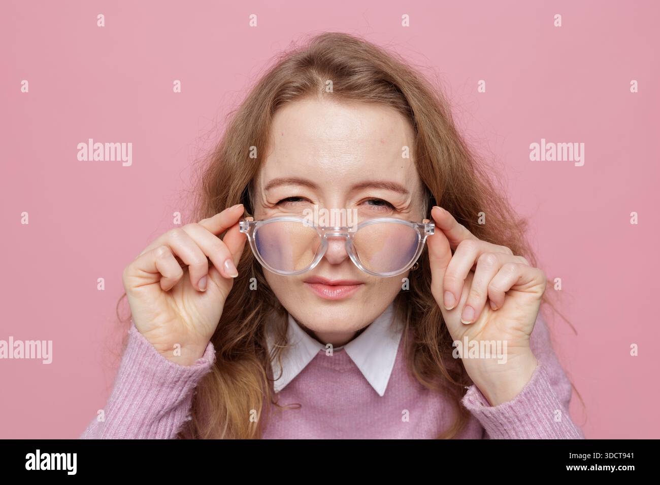 Nahporträt einer Frau mit einer Brille, die durch Ermüdung des Bildschirms eine Belastung der Augen und eine schlechte Fokussierung zeigt Stockfoto