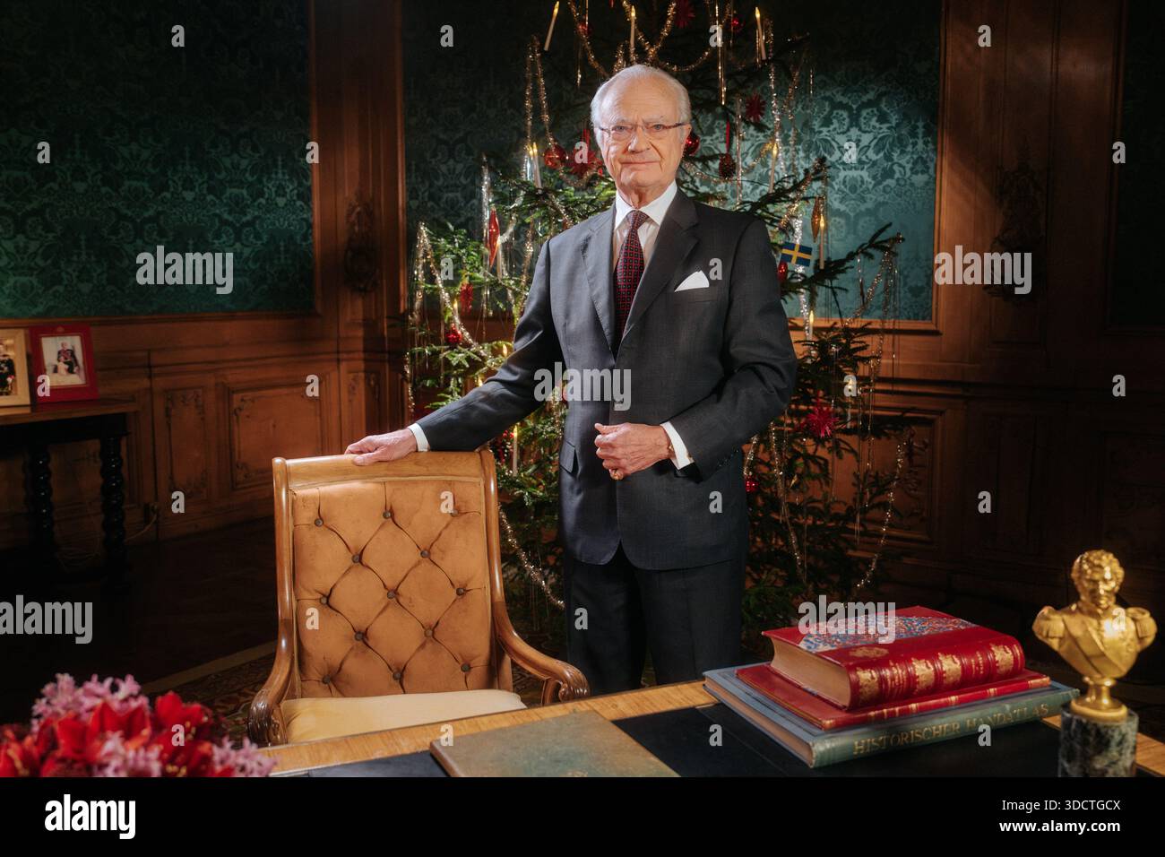 König Carl Gustaf von Schweden bei der Aufnahme seiner Weihnachtsrede im Königspalast in Stockholm, Schweden. Die Rede wird am 25. Dezember 2024 auf SVT ausgestrahlt. Foto: Sara Friberg / Königliches Gericht von Schweden / Handout / kod 10501 **OBLIGATORISCHER TEXT: Foto: Sara Friberg / Königliches Gericht von Schweden** **nur für redaktionelle Zwecke. Das Bild stammt aus einer externen Quelle und wird in seiner ursprünglichen Form als Dienst an unsere Abonnenten verteilt** *** SCHWEDEN AUS *** dieser Text wird automatisch übersetzt Stockfoto