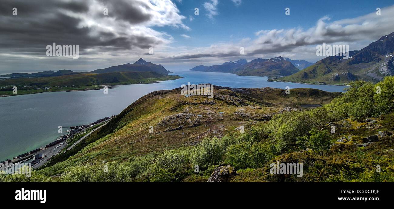 Blick Vom Berg Offersoykammen Auf Die Küstenlandschaft Der Lofoten In Norwegen Stockfoto