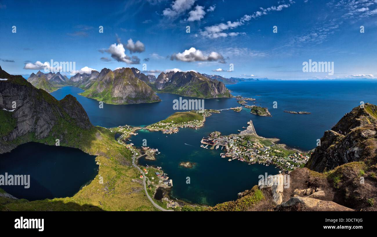 Spektakulärer Aussichtspunkt Reinebringen Über Die Küstenlandschaft Bei Reine Und Hamnoy Auf Den Lofoten In Norwegen Stockfoto