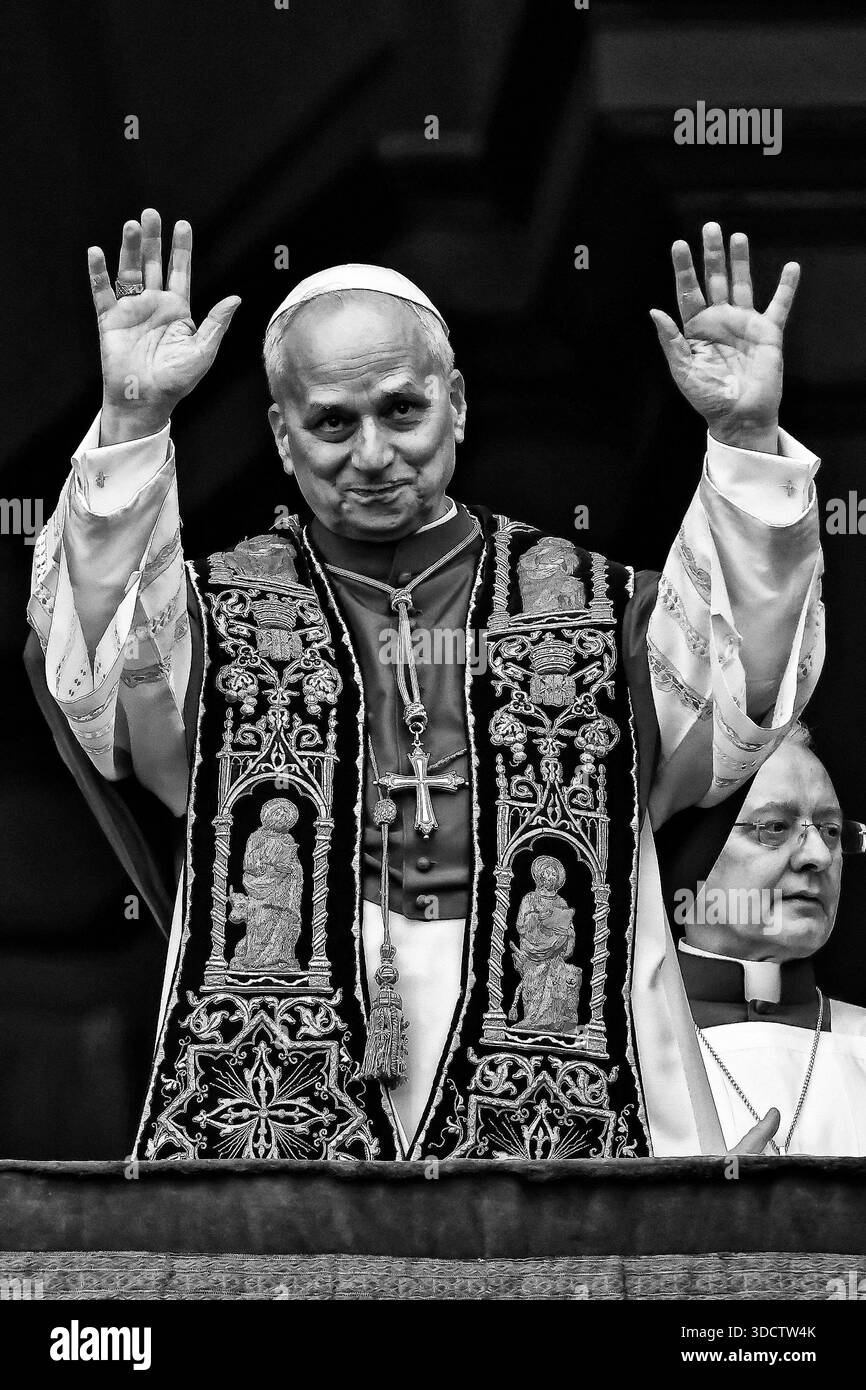 Dezember 2025. Vatikanstadt - PAPST LEO XIV. Während seiner Weihnachtsrede „URBI et Orbi“ in der Loge der Segnungen an der Fassade des Petersdoms im Vatikan. Papst Leo XIV. Erneuerte seine Bitte um Frieden und erinnerte die Welt daran, dass es sowohl Gottes Geschenk als auch die gemeinsame Verantwortung der Menschheit ist. © EvandroInetti Via ZUMA Wire (Foto: © Evandro Inetti/ZUMA Press Wire) NUR REDAKTIONELLE VERWENDUNG! Nicht für kommerzielle ZWECKE! Stockfoto