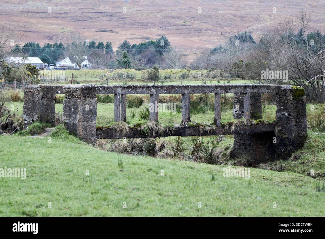 Alte Betonbrücke über den Fluss außerhalb der weißen o morn Ruinen des ruhigen man Cottage Teernakill Nord County galway republik irland Stockfoto