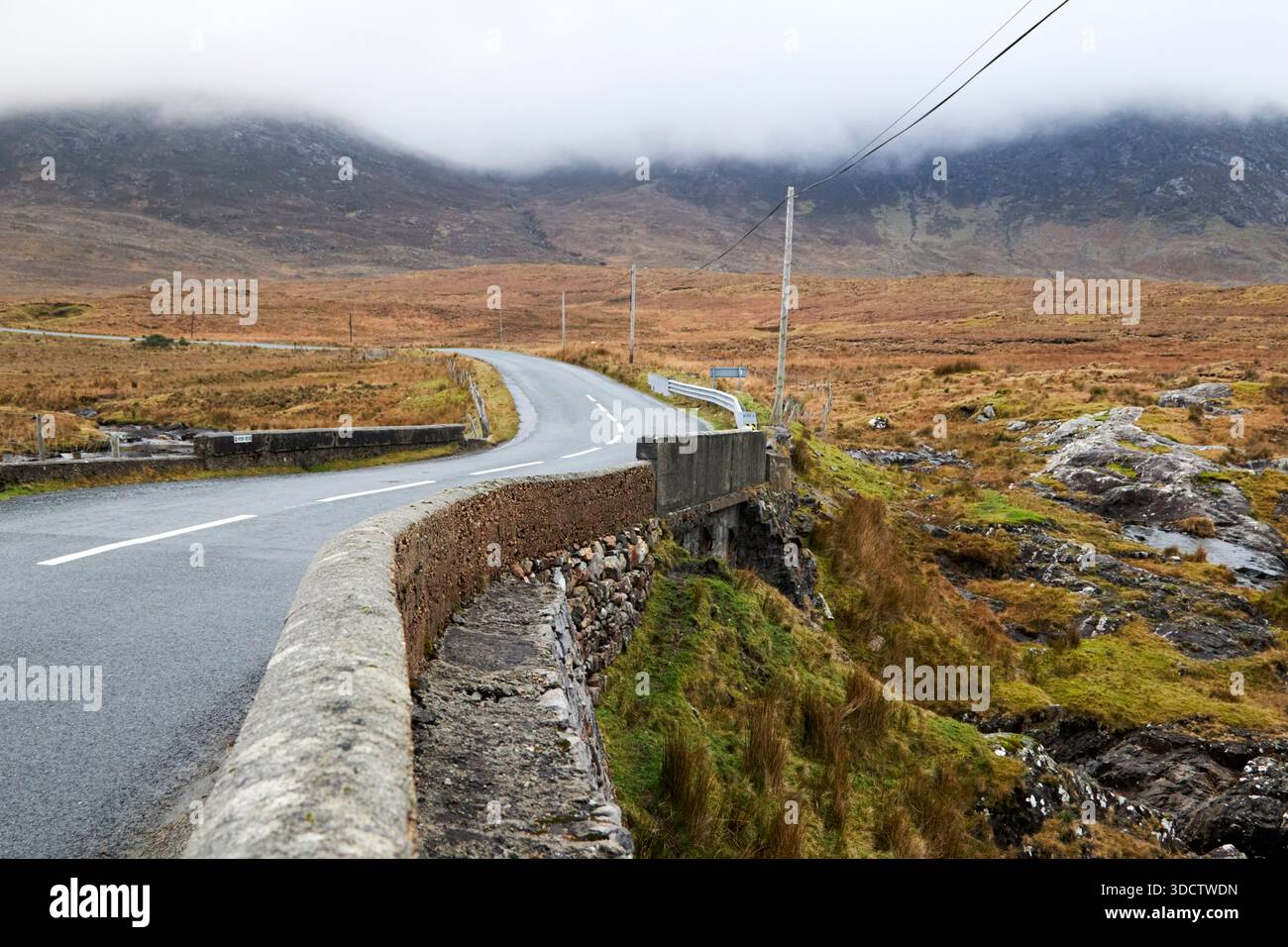 R336 regionale Straße teernakill südlich durch die Berge von connemara und Brücke über den Fluss County galway republik irland Stockfoto