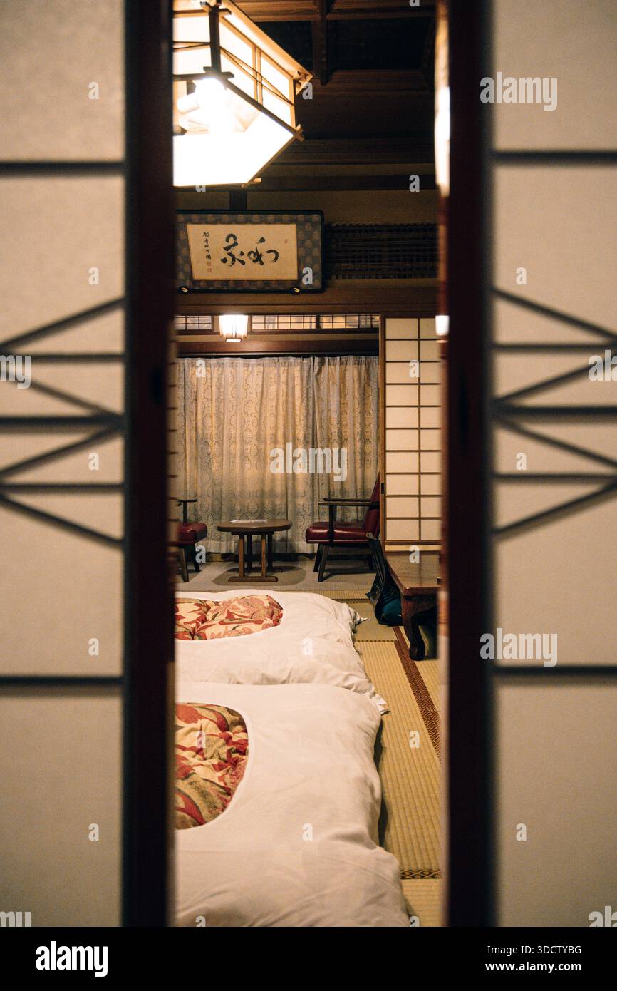 Tatami-Zimmer im japanischen Stil im historischen Kanaguya Onsen Ryokan, Shibu Onsen, Yudanaka, Nagano, Japan Stockfoto