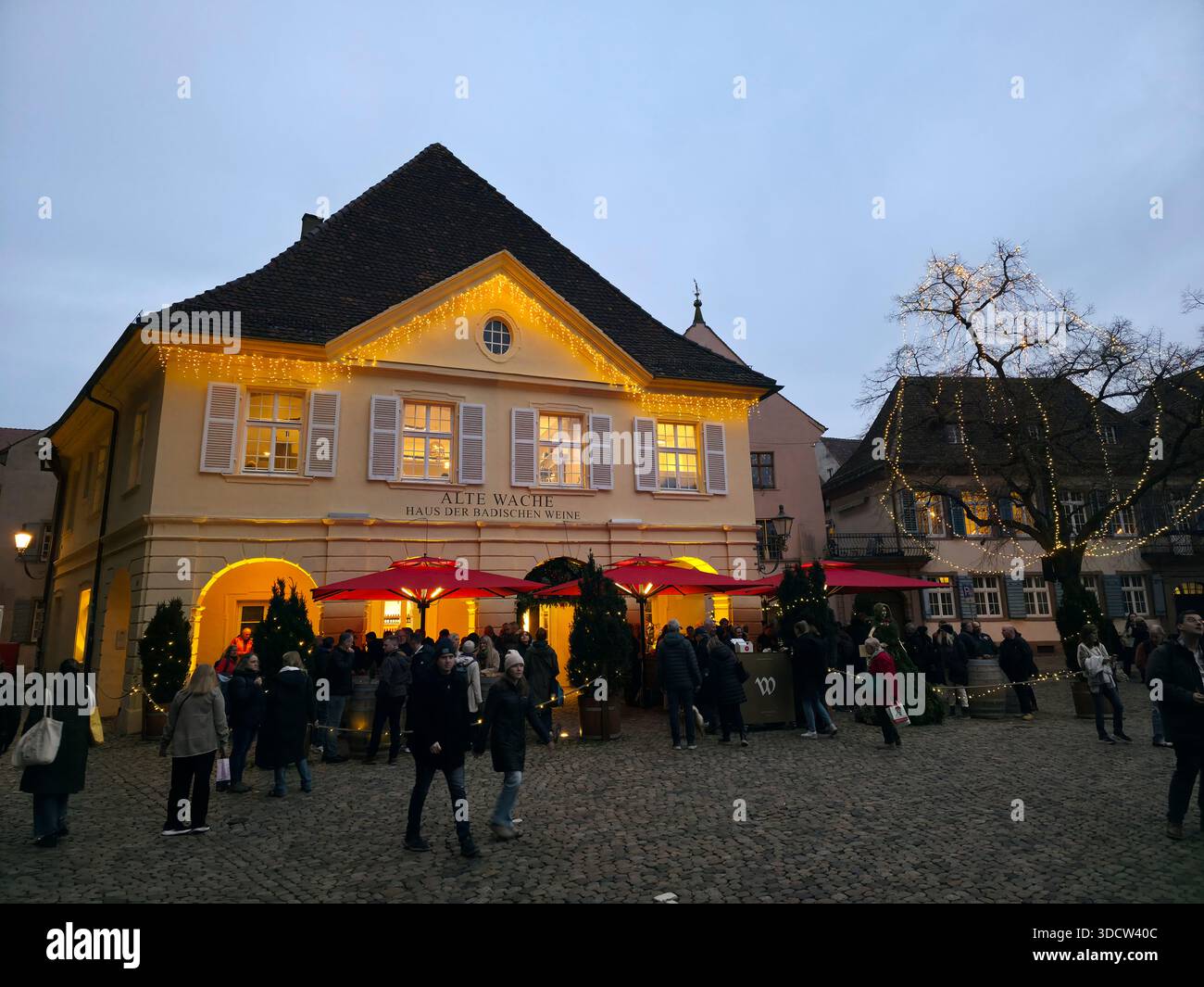 Freiburg im Breisgau, Deutschland, 19. Dezember 2025, dekorierte die Freiburger Altstadt im Winter mit Touristen Stockfoto
