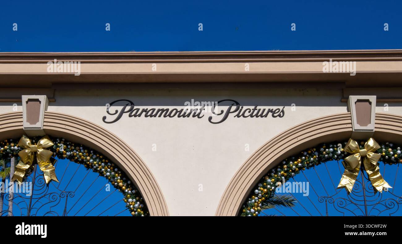 Burbank, CA. 2025 November 25. Warner Bros Studios Wassertank und Turm, Logo, Schild, Filmstudios. Einrichtungen Der Warner Bros Studios. Filme TV Stockfoto