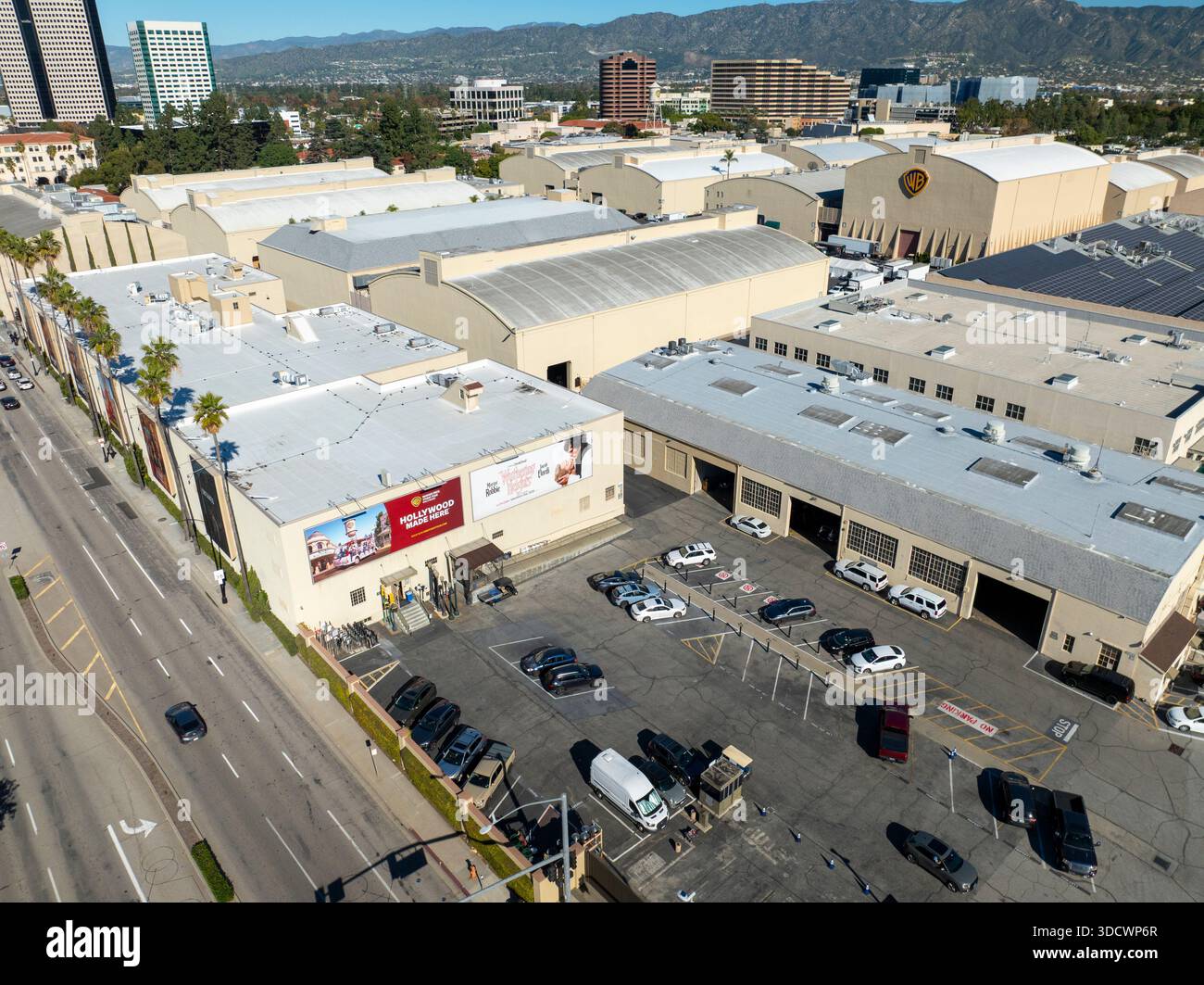 Burbank, CA. 10. Dezember 2025. Warner Bros Aerial, Logo, Schild, Filmstudio. Einrichtungen Der Warner Bros Studios. Film- und Fernsehstudios Stockfoto