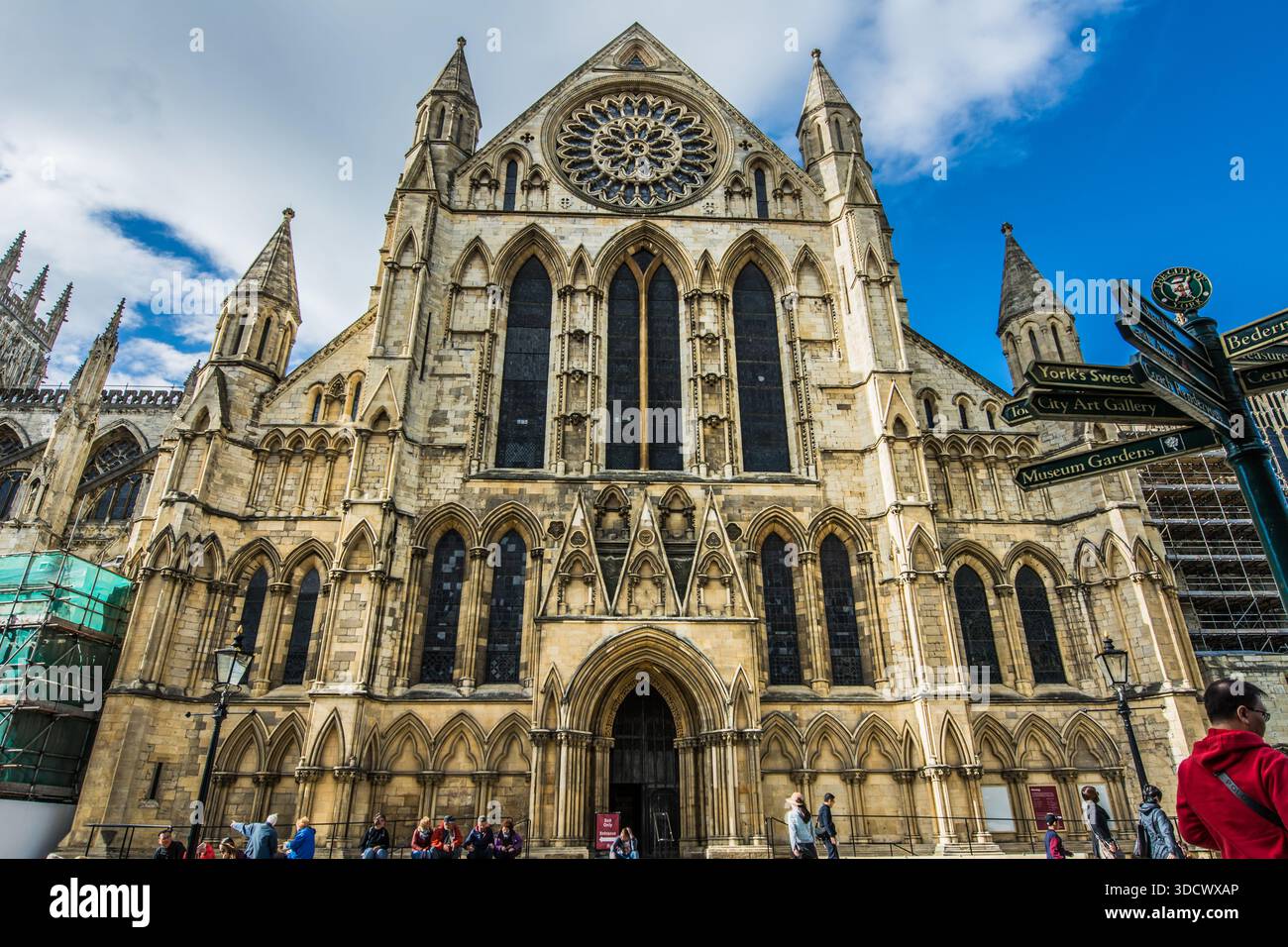 Außenansicht des Südquerschiffes und des Rosenfensters im York Minster in York, North Yorkshire, England. Stockfoto