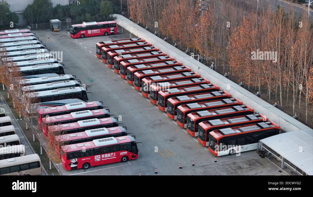 ZHENGZHOU, CHINA – 25. DEZEMBER 2025 – am 25. DEZEMBER 2025 parkten fertige Personenbusse auf der Yutong Bus Produktionsbasis im Kreis Zhongmou, Stadt Zhengzhou, Provinz Henan, China. Stockfoto