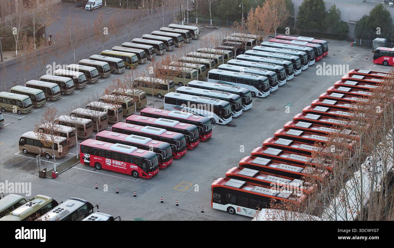 ZHENGZHOU, CHINA – 25. DEZEMBER 2025 – am 25. DEZEMBER 2025 parkten fertige Personenbusse auf der Yutong Bus Produktionsbasis im Kreis Zhongmou, Stadt Zhengzhou, Provinz Henan, China. Stockfoto