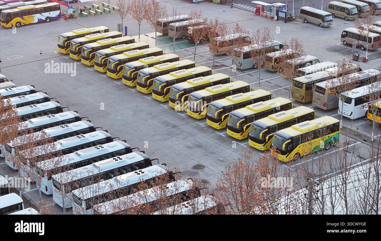 ZHENGZHOU, CHINA – 25. DEZEMBER 2025 – am 25. DEZEMBER 2025 parkten fertige Personenbusse auf der Yutong Bus Produktionsbasis im Kreis Zhongmou, Stadt Zhengzhou, Provinz Henan, China. Stockfoto