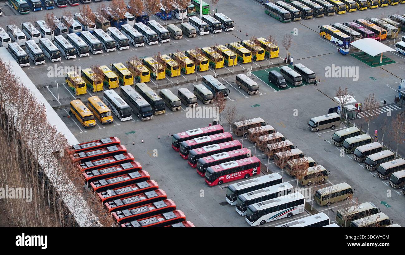 ZHENGZHOU, CHINA – 25. DEZEMBER 2025 – am 25. DEZEMBER 2025 parkten fertige Personenbusse auf der Yutong Bus Produktionsbasis im Kreis Zhongmou, Stadt Zhengzhou, Provinz Henan, China. Stockfoto