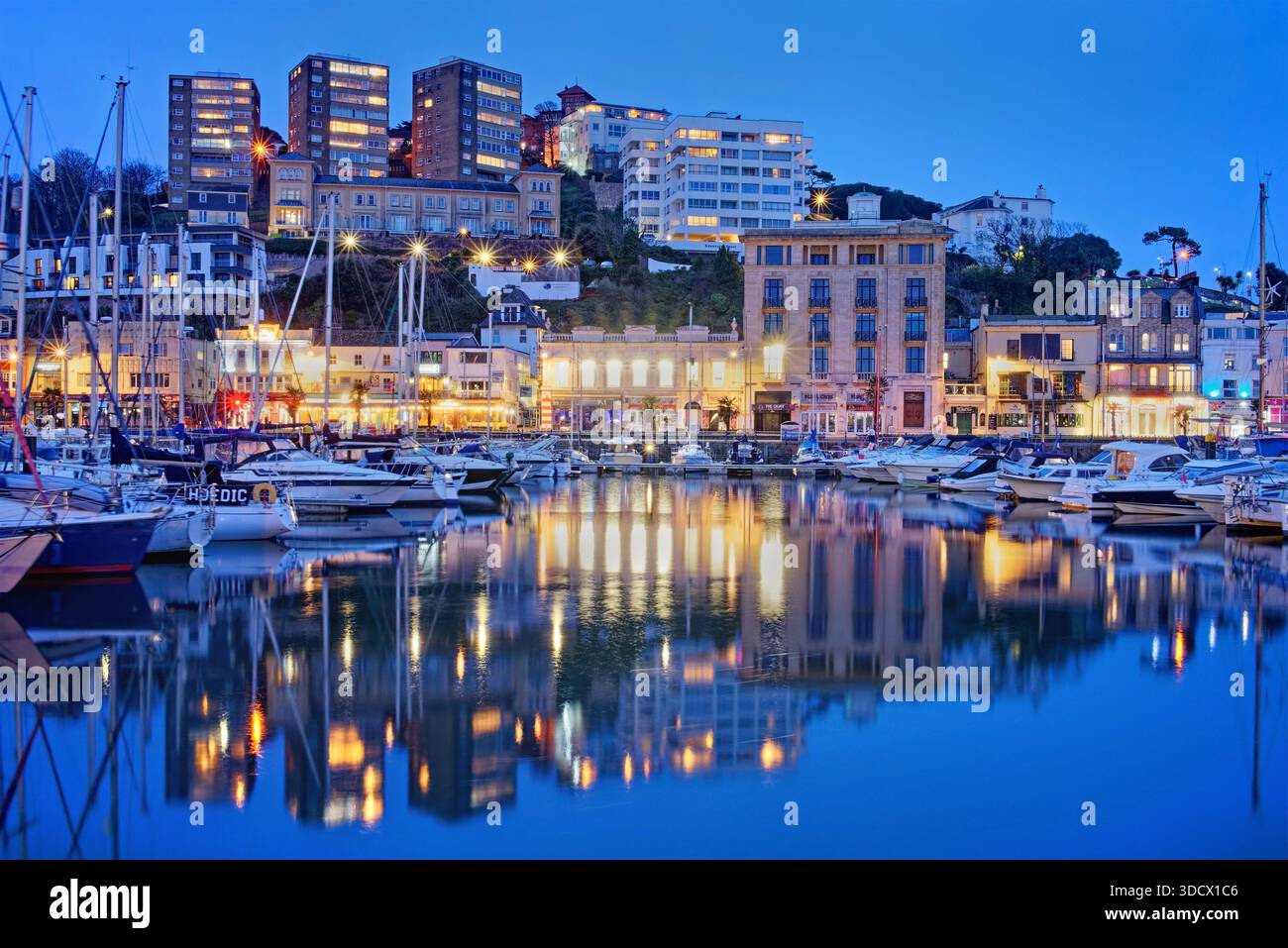 Großbritannien, Devon, Torquay Harbour bei Nacht. Stockfoto