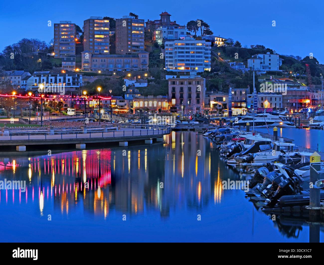 Großbritannien, Devon, Torquay Harbour bei Nacht. Stockfoto