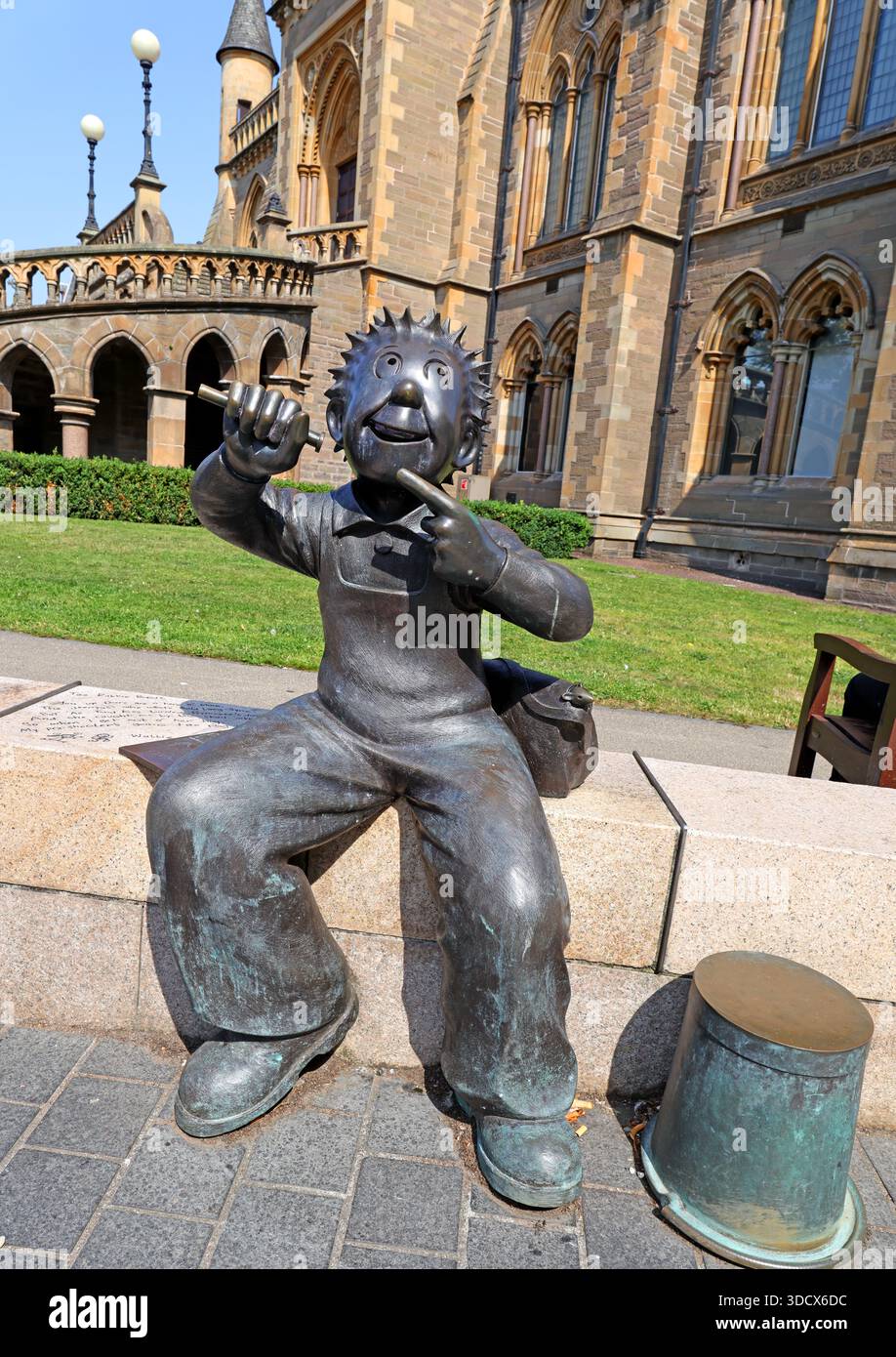 Bronzestatue von Oor Wullie, einer berühmten schottischen Comic-Figur, vor dem McManus: Dundee's Art Gallery & Museum, Albert Square, Dundee DD1 1DA Stockfoto