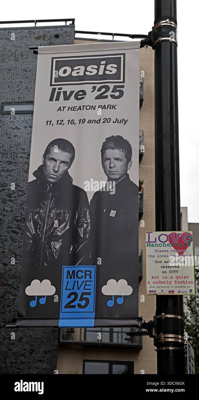 Straßenbanner im Stadtzentrum von Manchester mit der Werbung Oasis Live ’25, einer Reihe von Wiedersehenskonzerten im Heaton Park, Manchester, die für den 11., 12. Juli geplant sind Stockfoto