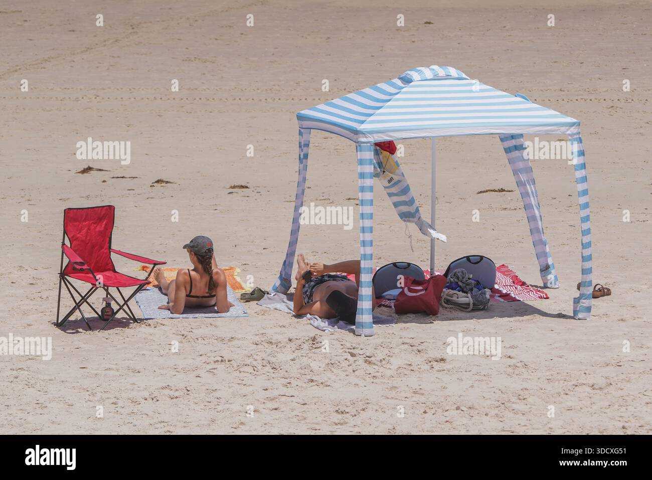 26. Dezember 2025. Strandbesucher genießen das heiße Wetter am Strand, Adelaide, Australien Stockfoto