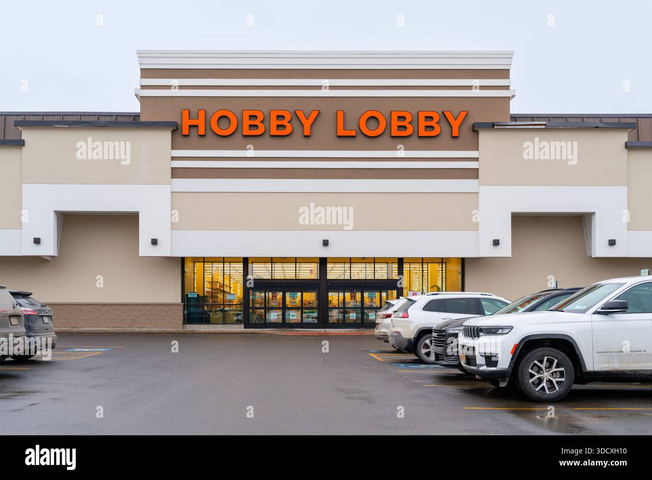 Rom, NY - 17. Dezember 2025: Nahaufnahme der Hobby Lobby, ein großer privater Kunsthandwerkshändler mit über 900 Geschäften in der gesamten United Stat Stockfoto