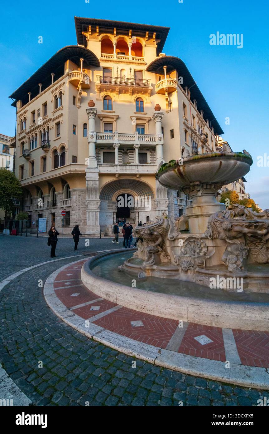 Froschbrunnen (Fontana delle rane - 1924) und im Hintergrund der namenlose Palast. Bezirk Coppedè. Architektur in Rom Stockfoto