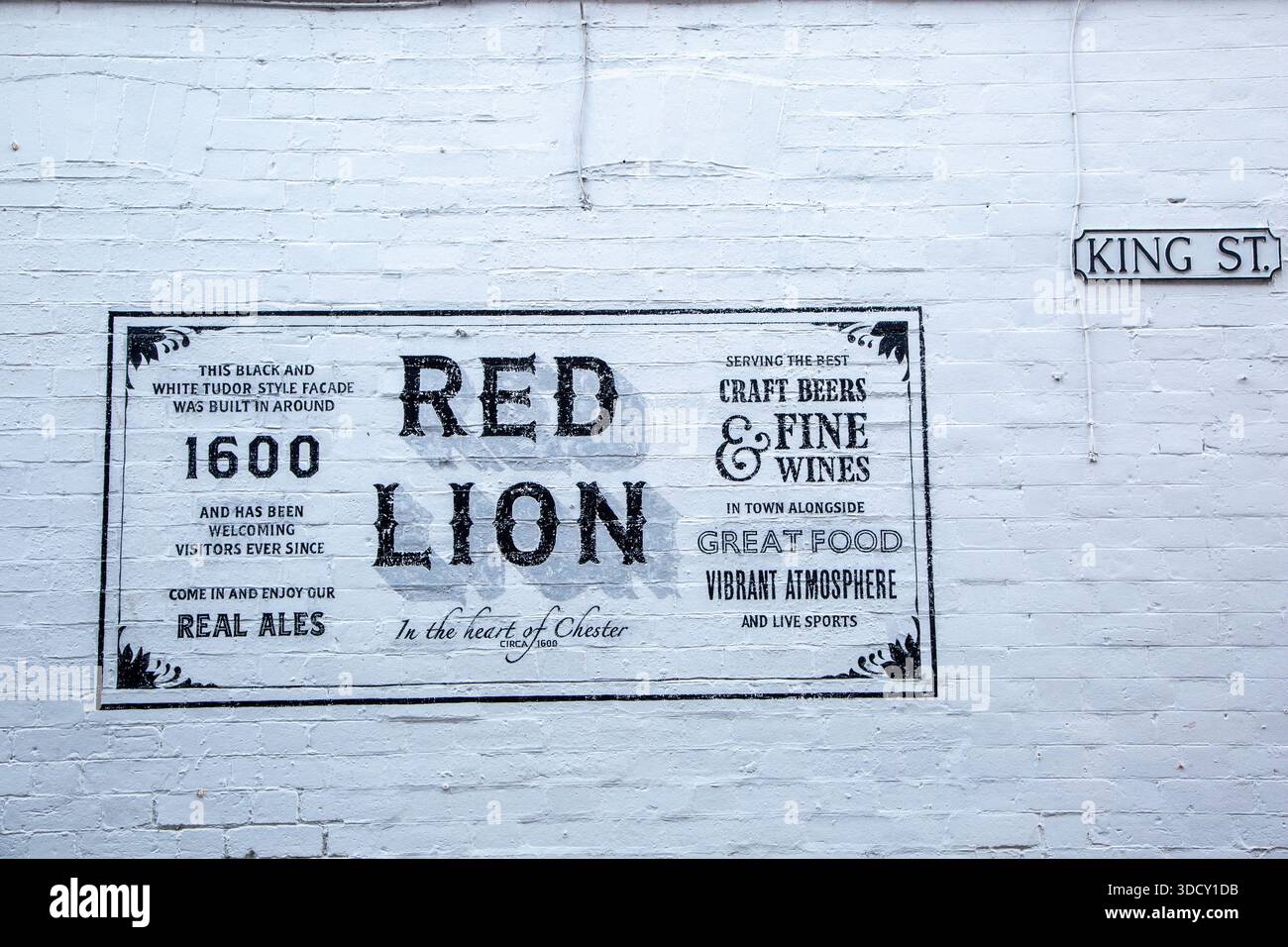 Schild für das Red Lion inn aus dem 15. Jahrhundert, das sich an der King Street in der römischen Stadt Cheshire Chester befindet Stockfoto