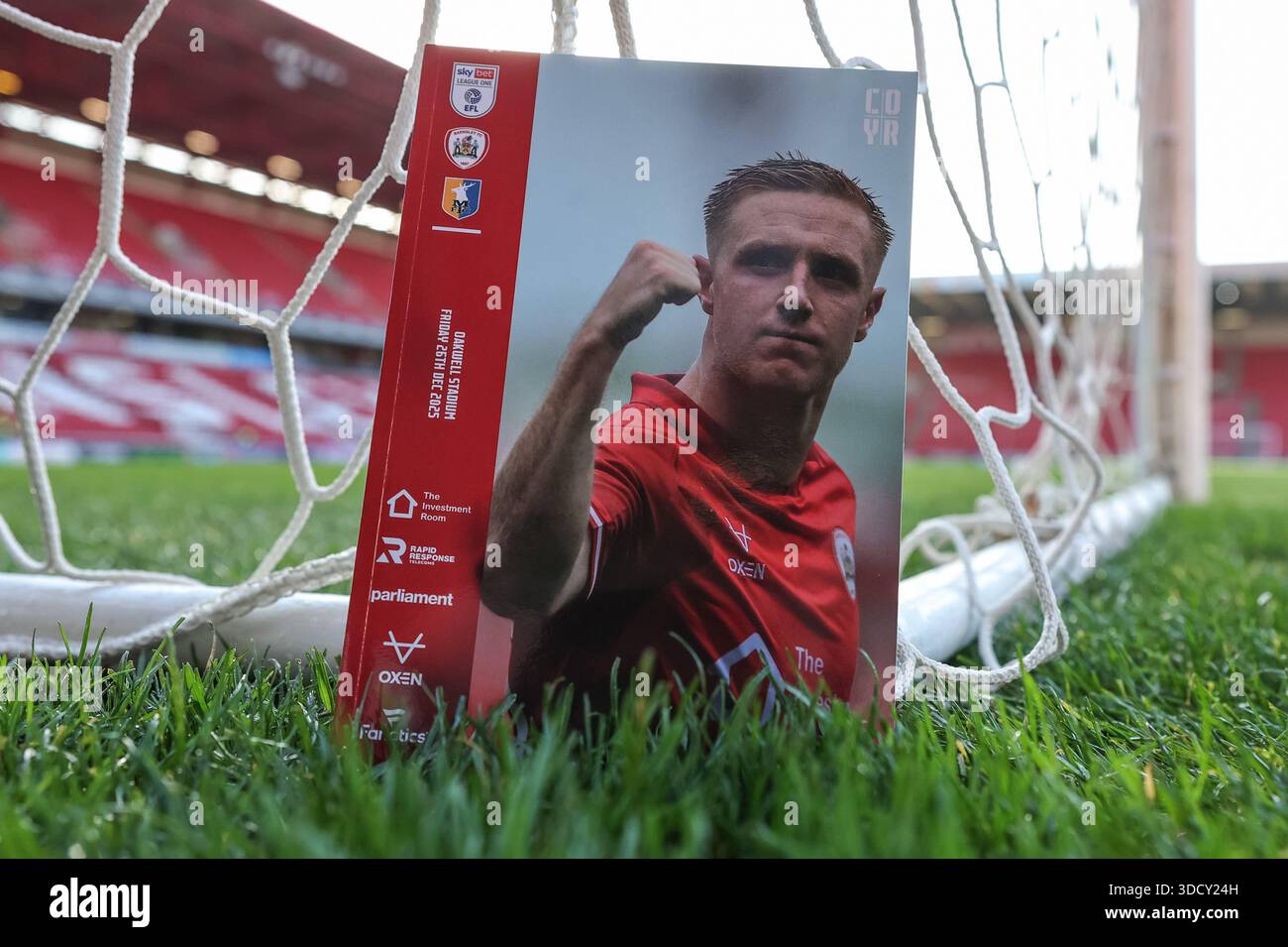 Barnsley, Großbritannien. Dezember 2025. Davis Keillor-Dunn aus Barnsley auf der Titelseite des heutigen offiziellen Spieltagsprogramms während des Sky Bet League 1 Match Barnsley vs Mansfield Town in Oakwell, Barnsley, Großbritannien, 26. Dezember 2025 (Foto: Mark Cosgrove/News Images) *** GER AUT SUI OUT *** Credit: News Images LTD/Alamy Live News Stockfoto