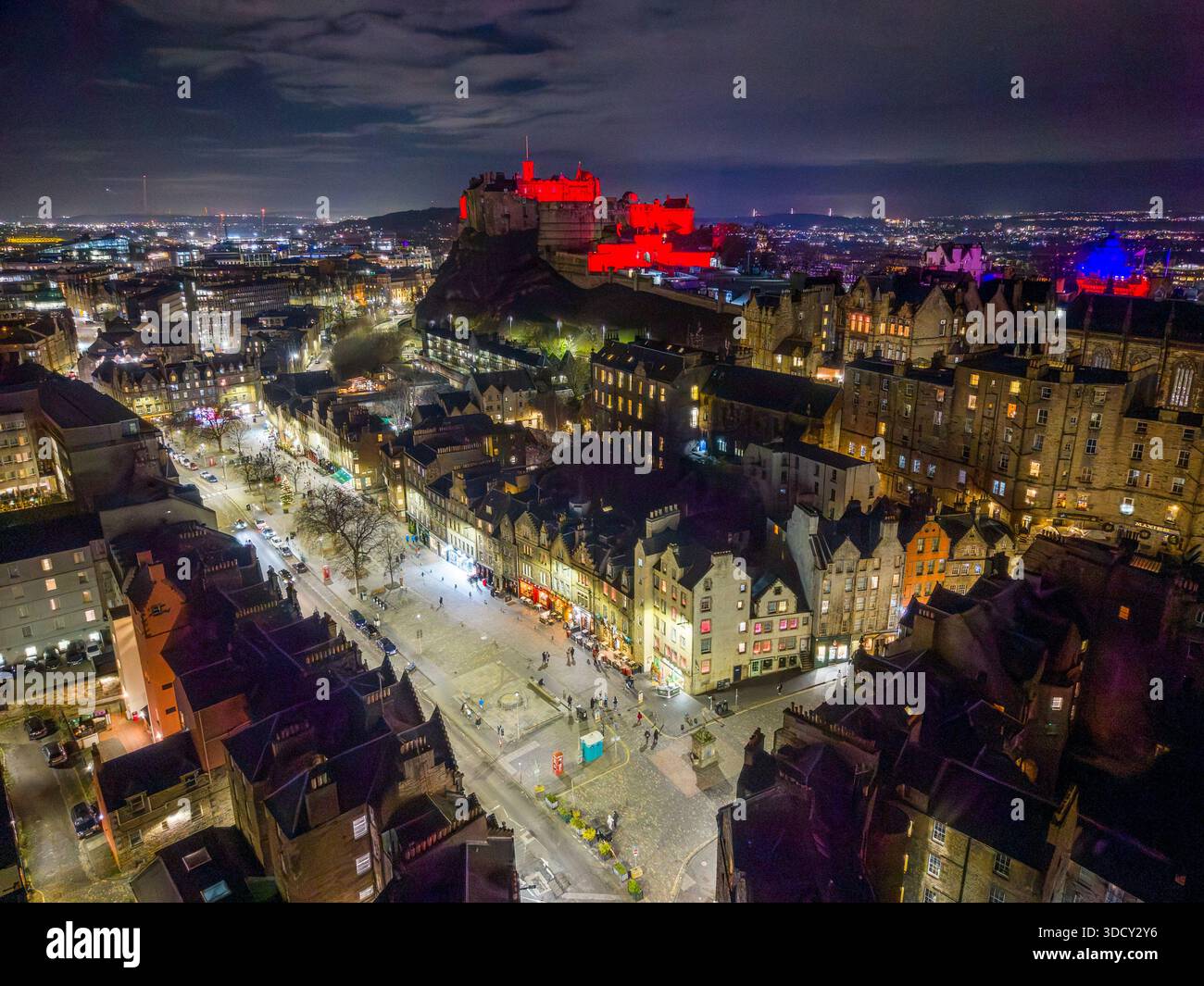 Blick aus der Vogelperspektive auf Grassmarket und Skyline bei Nacht in Edinburgh Old Town, Schottland, Großbritannien Stockfoto