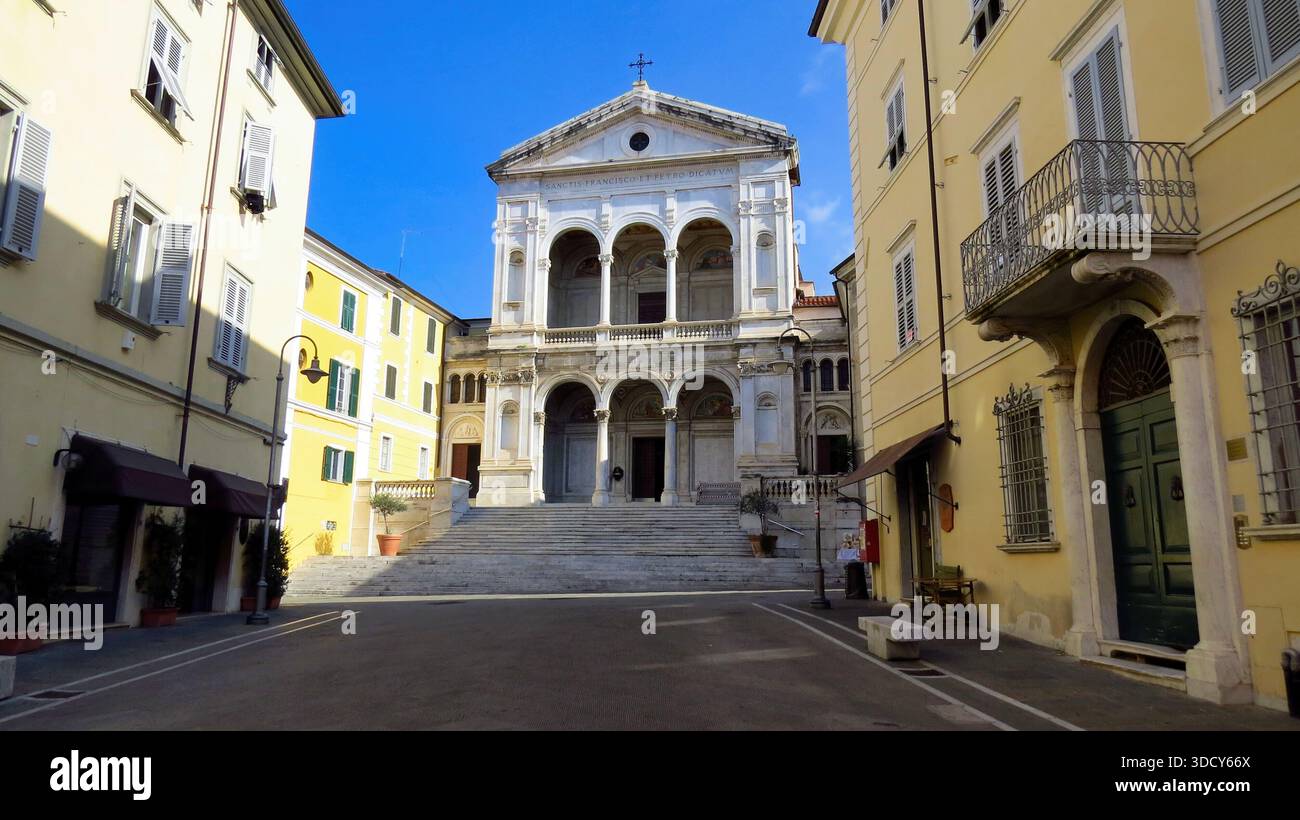Massa, Tuscany, Italien, 06-11-2015 Beschreibung: Die neoklassizistische Fassade der Kathedrale von Massa, Toskana, Italien. Stockfoto
