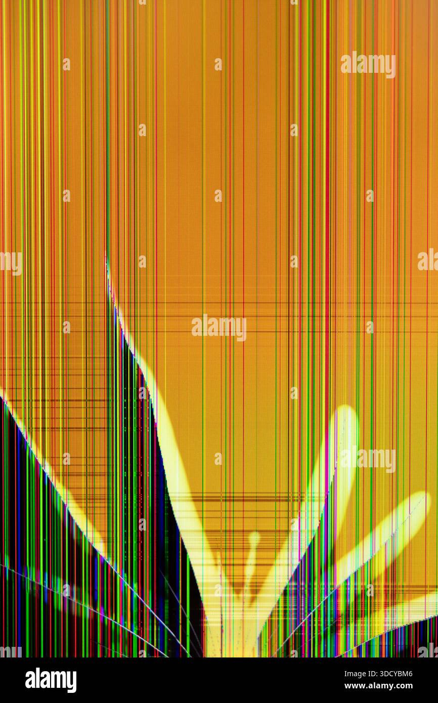 Detaillierte Ansicht eines zerrissenen und beschädigten elektronischen Displays mit komplexen Mustern heller, mehrfarbiger Pixellinien, perfekt für Glatzkunst und Technik Stockfoto