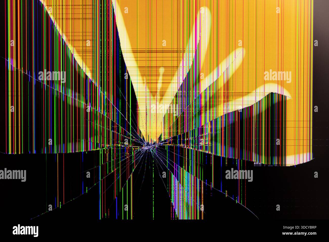 Nahaufnahme eines beschädigten Flüssigkristalldisplays mit einem zersplitterten Einschlagpunkt, der mehrfarbige Pixel und Linien über einen gestörten gelben Hintergrund verteilt Stockfoto